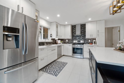 309 Gloucester Court, Coquitlam, BC - Indoor Photo Showing Kitchen With Upgraded Kitchen