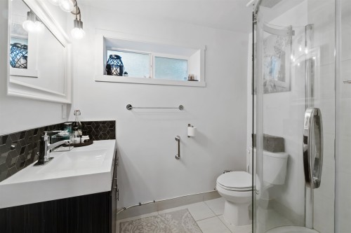 309 Gloucester Court, Coquitlam, BC - Indoor Photo Showing Bathroom