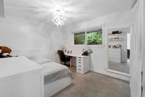 309 Gloucester Court, Coquitlam, BC - Indoor Photo Showing Bedroom