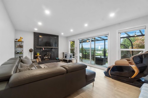 309 Gloucester Court, Coquitlam, BC - Indoor Photo Showing Living Room