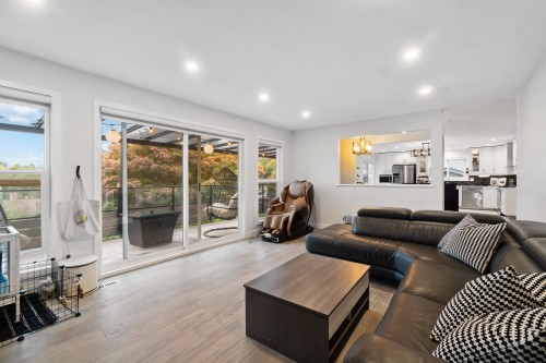309 Gloucester Court, Coquitlam, BC - Indoor Photo Showing Living Room