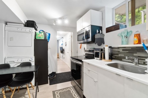 309 Gloucester Court, Coquitlam, BC - Indoor Photo Showing Kitchen