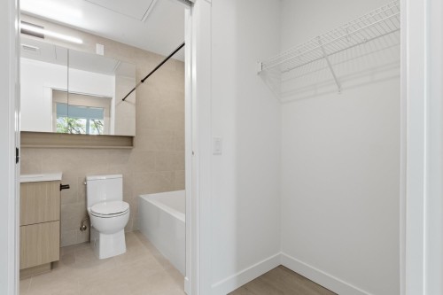 403-2268 Broadway E, Vancouver, BC - Indoor Photo Showing Bathroom