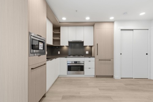 403-2268 Broadway E, Vancouver, BC - Indoor Photo Showing Kitchen