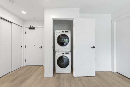 403-2268 Broadway E, Vancouver, BC - Indoor Photo Showing Laundry Room