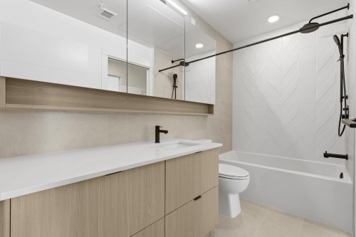 403-2268 Broadway E, Vancouver, BC - Indoor Photo Showing Bathroom