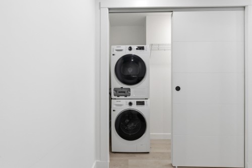 102-2268 Broadway E, Vancouver, BC - Indoor Photo Showing Laundry Room