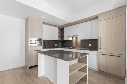 102-2268 Broadway E, Vancouver, BC - Indoor Photo Showing Kitchen