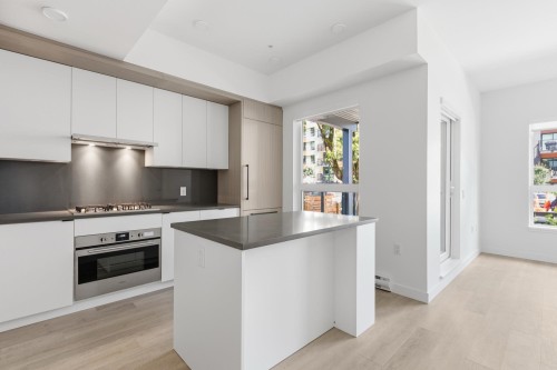 102-2268 Broadway E, Vancouver, BC - Indoor Photo Showing Kitchen