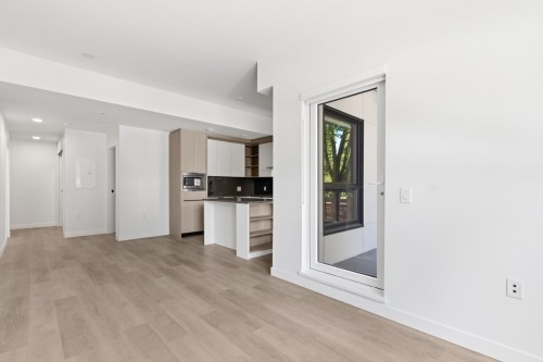 102-2268 Broadway E, Vancouver, BC - Indoor Photo Showing Kitchen