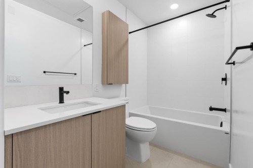 102-2268 Broadway E, Vancouver, BC - Indoor Photo Showing Bathroom