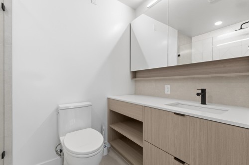 102-2268 Broadway E, Vancouver, BC - Indoor Photo Showing Bathroom