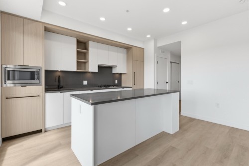 501-2268 Broadway E, Vancouver, BC - Indoor Photo Showing Kitchen
