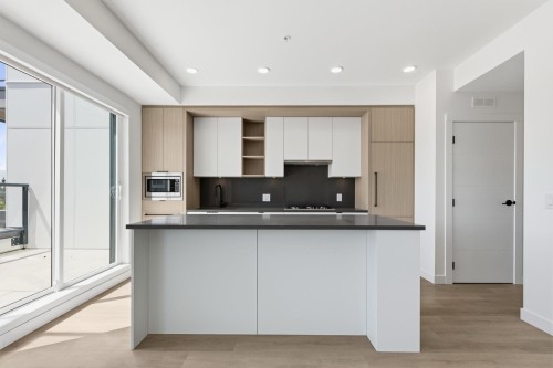 501-2268 Broadway E, Vancouver, BC - Indoor Photo Showing Kitchen