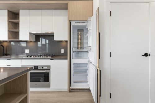 501-2268 Broadway E, Vancouver, BC - Indoor Photo Showing Kitchen With Upgraded Kitchen