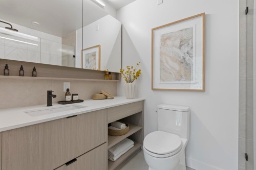 107-2268 Broadway E, Vancouver, BC - Indoor Photo Showing Bathroom