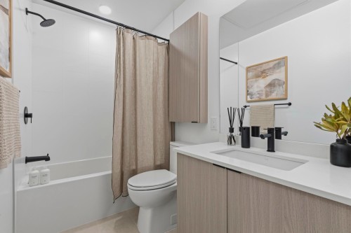 107-2268 Broadway E, Vancouver, BC - Indoor Photo Showing Bathroom
