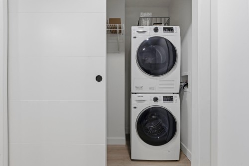 107-2268 Broadway E, Vancouver, BC - Indoor Photo Showing Laundry Room