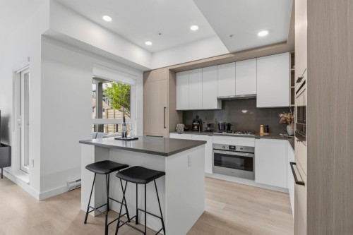107-2268 Broadway E, Vancouver, BC - Indoor Photo Showing Kitchen