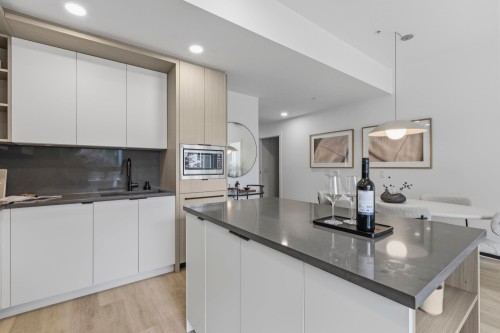 107-2268 Broadway E, Vancouver, BC - Indoor Photo Showing Kitchen