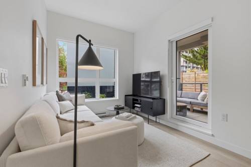 107-2268 Broadway E, Vancouver, BC - Indoor Photo Showing Living Room