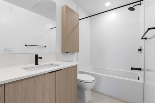203-2268 Broadway E, Vancouver, BC - Indoor Photo Showing Bathroom