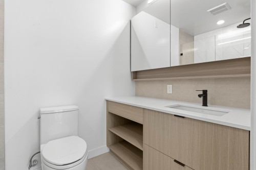 203-2268 Broadway E, Vancouver, BC - Indoor Photo Showing Bathroom