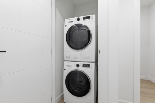 203-2268 Broadway E, Vancouver, BC - Indoor Photo Showing Laundry Room