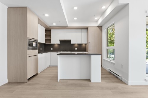 203-2268 Broadway E, Vancouver, BC - Indoor Photo Showing Kitchen