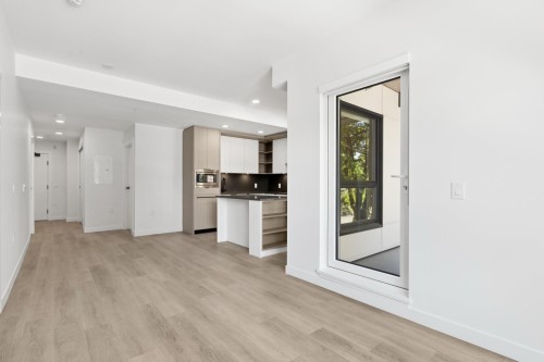 203-2268 Broadway E, Vancouver, BC - Indoor Photo Showing Kitchen