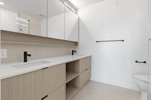 302-2268 Broadway E, Vancouver, BC - Indoor Photo Showing Bathroom