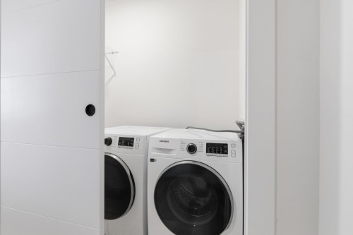 302-2268 Broadway E, Vancouver, BC - Indoor Photo Showing Laundry Room