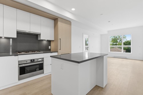 302-2268 Broadway E, Vancouver, BC - Indoor Photo Showing Kitchen