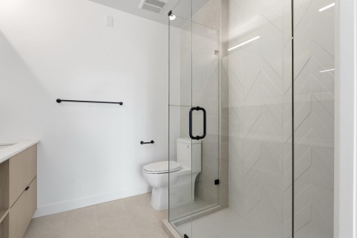 302-2268 Broadway E, Vancouver, BC - Indoor Photo Showing Bathroom