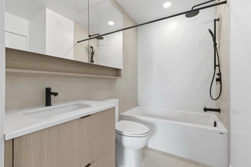 504-2268 Broadway E, Vancouver, BC - Indoor Photo Showing Bathroom