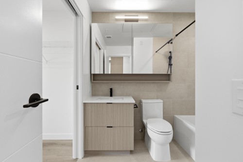504-2268 Broadway E, Vancouver, BC - Indoor Photo Showing Bathroom