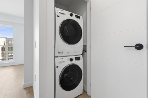 504-2268 Broadway E, Vancouver, BC - Indoor Photo Showing Laundry Room