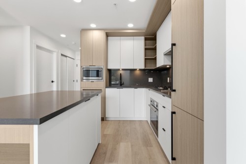 504-2268 Broadway E, Vancouver, BC - Indoor Photo Showing Kitchen