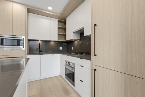 504-2268 Broadway E, Vancouver, BC - Indoor Photo Showing Kitchen