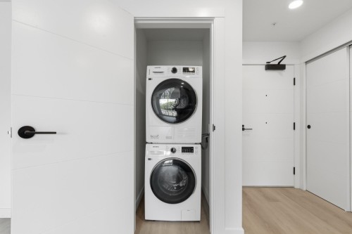507-2268 Broadway E, Vancouver, BC - Indoor Photo Showing Laundry Room