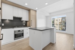 404-2268 Broadway E Vancouver, BC V5N 0L2