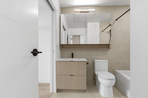 404-2268 Broadway E, Vancouver, BC - Indoor Photo Showing Bathroom