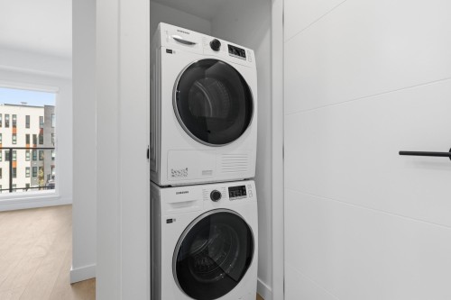 404-2268 Broadway E, Vancouver, BC - Indoor Photo Showing Laundry Room