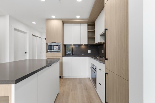 404-2268 Broadway E, Vancouver, BC - Indoor Photo Showing Kitchen