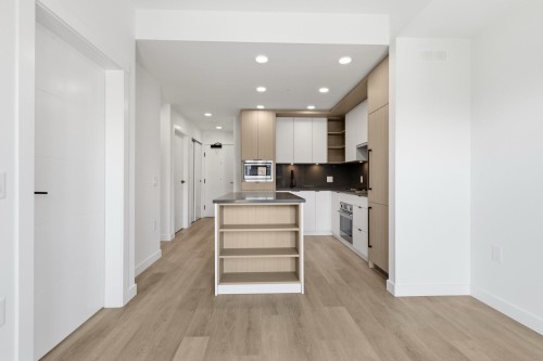 404-2268 Broadway E, Vancouver, BC - Indoor Photo Showing Kitchen