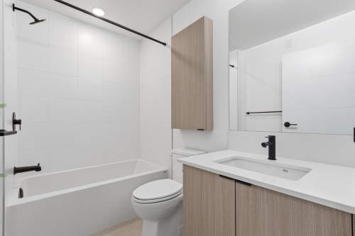 202-2268 Broadway E, Vancouver, BC - Indoor Photo Showing Bathroom