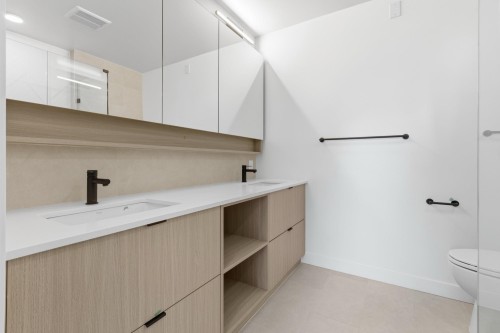 202-2268 Broadway E, Vancouver, BC - Indoor