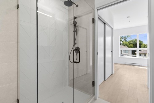 202-2268 Broadway E, Vancouver, BC - Indoor Photo Showing Bathroom
