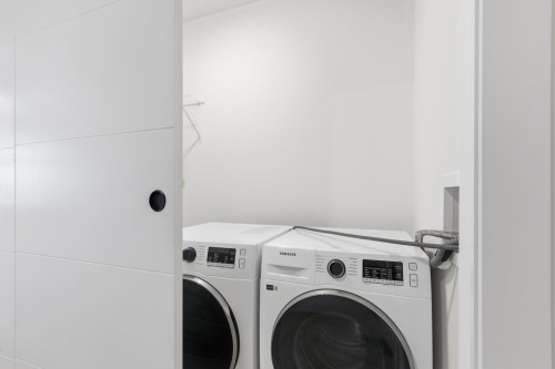 202-2268 Broadway E, Vancouver, BC - Indoor Photo Showing Laundry Room