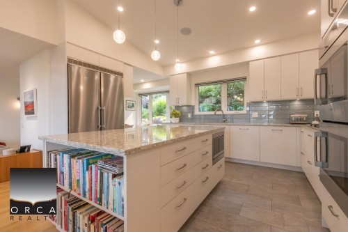 845 Braeside Street, West Vancouver, BC - Indoor Photo Showing Kitchen